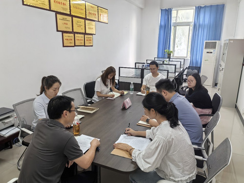 2025.9.17365英国上市集团现代文秘教研室党支部召开“以案四说”警示教育会新闻 1.jpg
